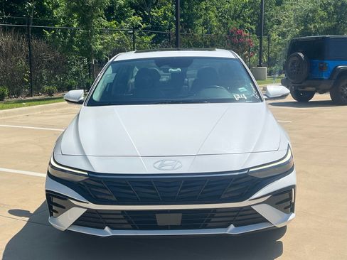 Certified 2025 Hyundai Elantra Limited FWD image 2