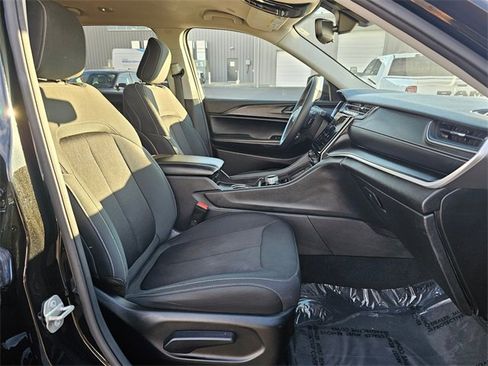 Used 2023 Jeep Grand Cherokee L Laredo image 15