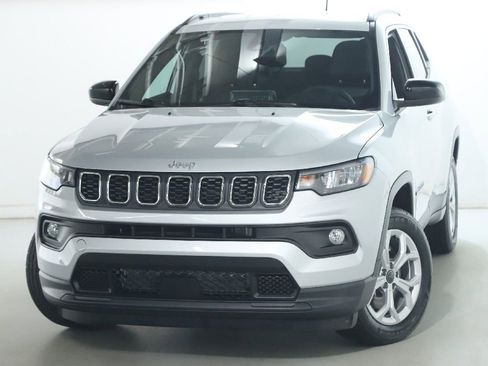 Used 2025 Jeep Compass Latitude AWD/4WD image 3