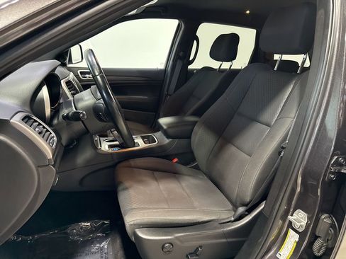 Used 2019 Jeep Grand Cherokee Laredo AWD/4WD image 17