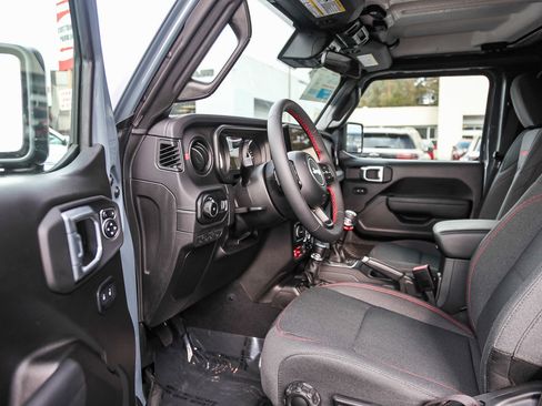 Used 2024 Jeep Wrangler Unlimited Rubicon image 2