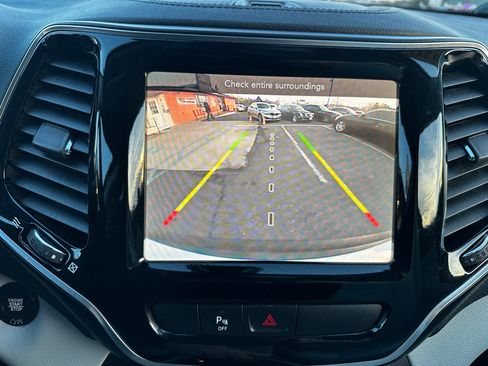 Used 2019 Jeep Cherokee Limited image 13