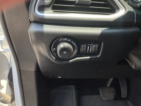 Used 2025 Chrysler Pacifica Select AWD/4WD image 13
