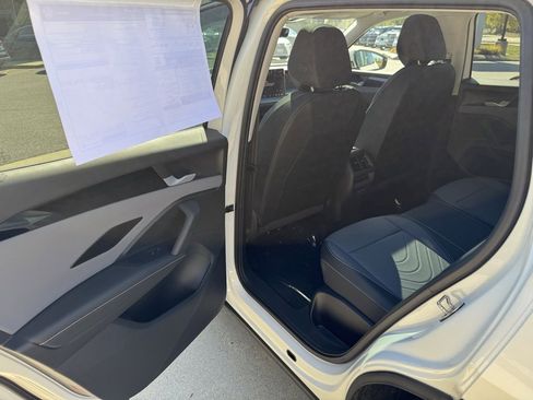 New 2025 Volkswagen Tiguan SE image 24
