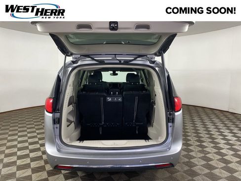 Used 2018 Chrysler Pacifica Touring-L image 21