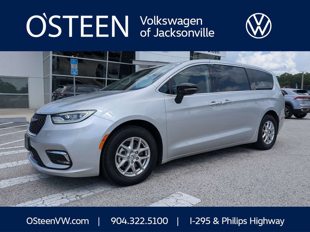 Used 2024 Chrysler Pacifica Touring-L FWD image 1