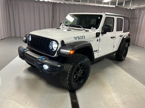 Used 2024 Jeep Wrangler Unlimited image 3