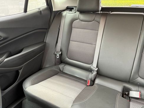 Used 2025 Chevrolet Trax LT image 38