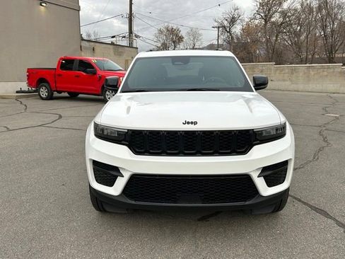 Used 2023 Jeep Grand Cherokee Altitude AWD/4WD image 10