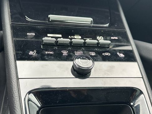 Used 2024 Porsche Cayenne image 28