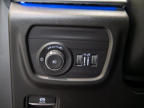 Used 2021 Jeep Grand Cherokee L Summit w/ Luxury Tech Group V AWD/4WD image 12