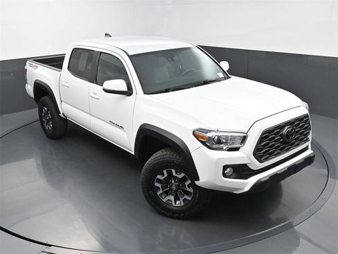 Used 2022 Toyota Tacoma TRD Off-Road image 32