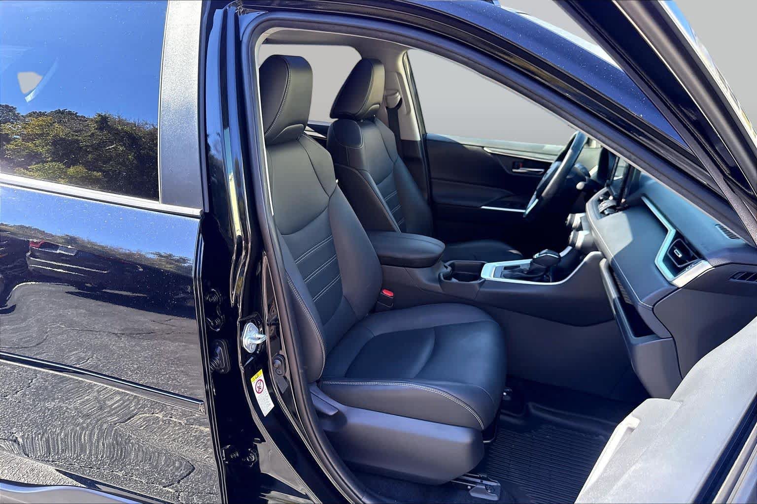 Used 2019 Toyota RAV4 XLE Premium w/ Cold Weather Package AWD/4WD image 9