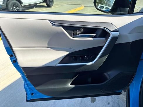 Used 2020 Toyota RAV4 XLE Premium image 21