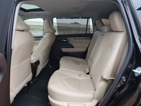 Used 2021 Toyota Highlander Limited image 9