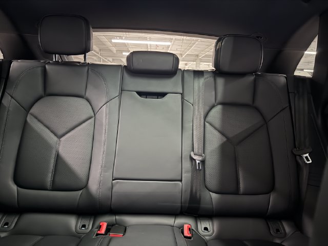 Certified 2026 Porsche Macan AWD/4WD image 27
