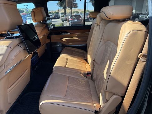 Used 2022 Jeep Grand Wagoneer Series III w/ Rear Seat Video Group 1 AWD/4WD image 14