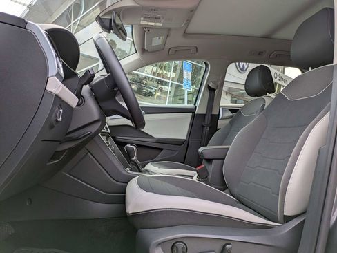 Used 2025 Volkswagen Taos SE w/ Panoramic Sunroof Package image 2