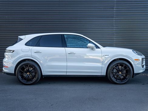 Certified 2025 Porsche Cayenne E-Hybrid AWD/4WD image 28