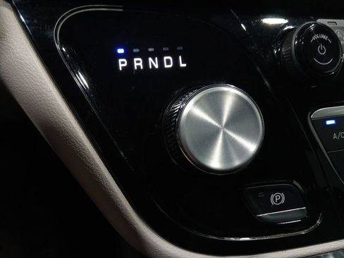 Used 2024 Chrysler Pacifica Touring-L FWD image 23