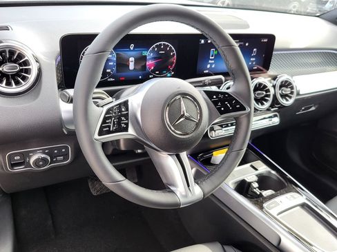 Used 2025 Mercedes-Benz GLB 250 4MATIC image 18