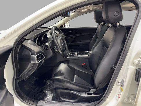 Used 2018 Jaguar XE Premium image 15