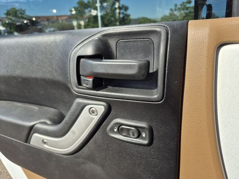 Used 2014 Jeep Wrangler Unlimited Sahara w/ Max Tow Package AWD/4WD image 13