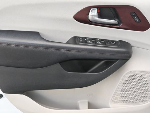 Used 2020 Chrysler Pacifica Limited image 15