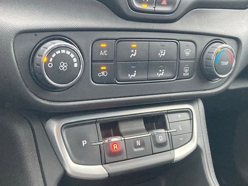 Used 2024 GMC Terrain SLE image 23