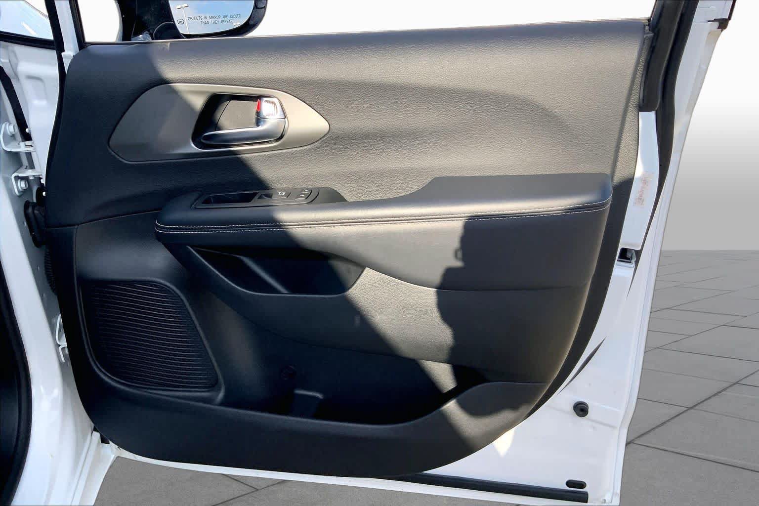 Used 2025 Chrysler Pacifica Select FWD image 22