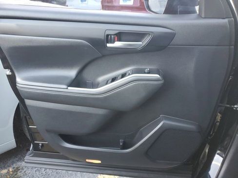Used 2021 Toyota Highlander XLE image 16