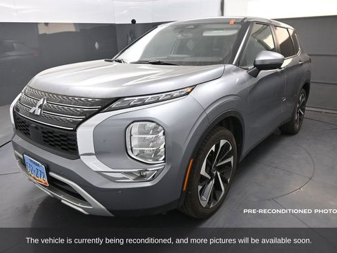 Used 2024 Mitsubishi Outlander SE image 2