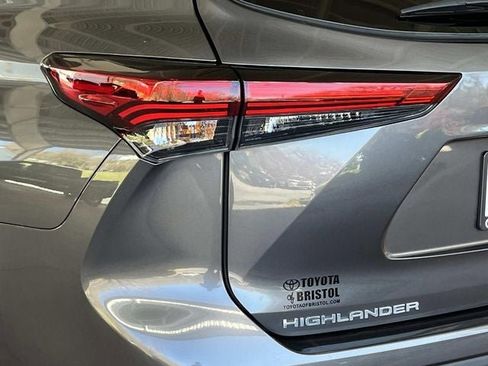 Used 2022 Toyota Highlander XLE image 5