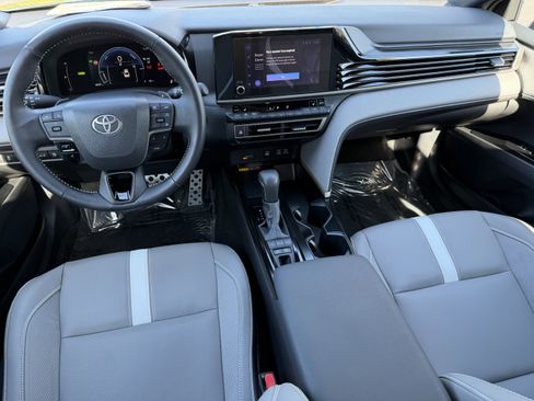 Used 2025 Toyota Camry SE image 11