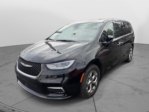 Used 2024 Chrysler Pacifica Limited image 3