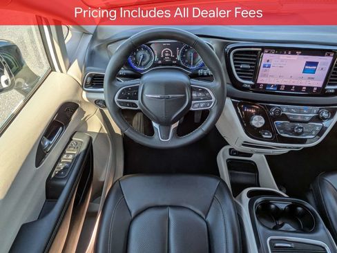 Used 2024 Chrysler Pacifica Touring-L FWD image 17