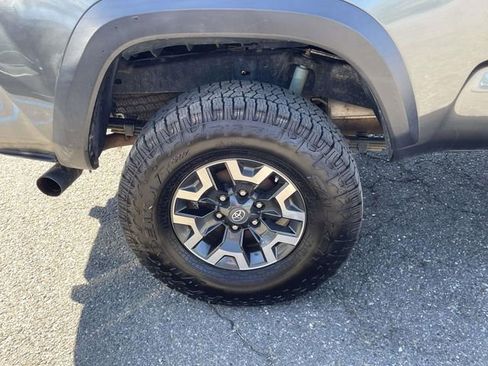 Used 2019 Toyota Tacoma TRD Off-Road w/ Technology Package AWD/4WD image 9