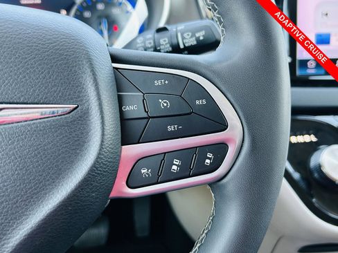 Used 2023 Chrysler Pacifica Touring-L image 5