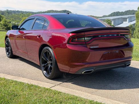 Used 2018 Dodge Charger SXT w/ Blacktop Package RWD image 9