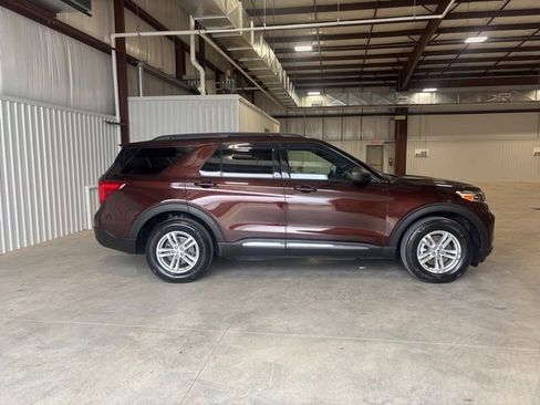 Used 2020 Ford Explorer XLT image 1