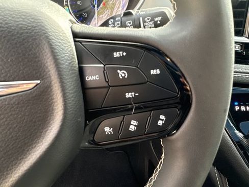 Used 2025 Chrysler Pacifica Limited AWD/4WD image 21