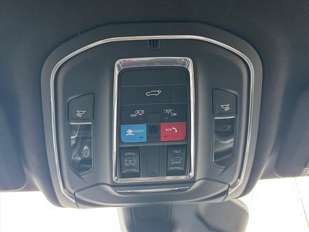 Used 2024 Jeep Grand Cherokee Altitude AWD/4WD image 18