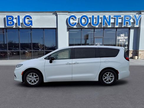 Used 2024 Chrysler Pacifica Touring-L FWD image 2