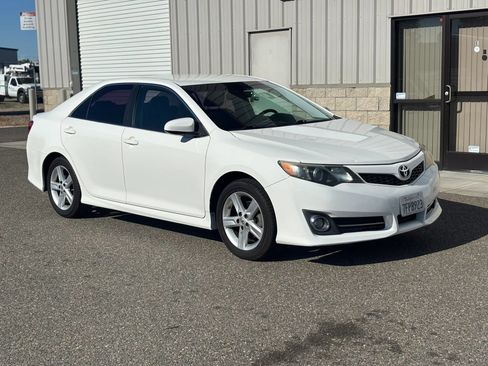 Used 2014 Toyota Camry SE FWD image 1