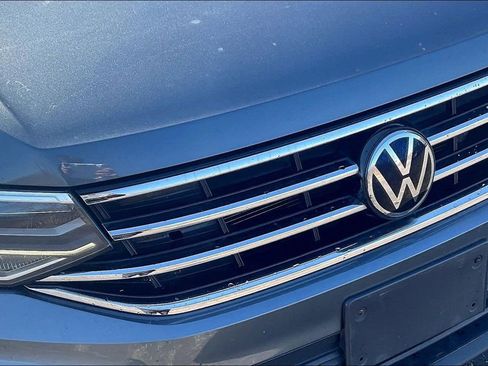 Used 2022 Volkswagen Tiguan SE w/ Panoramic Sunroof Package image 35