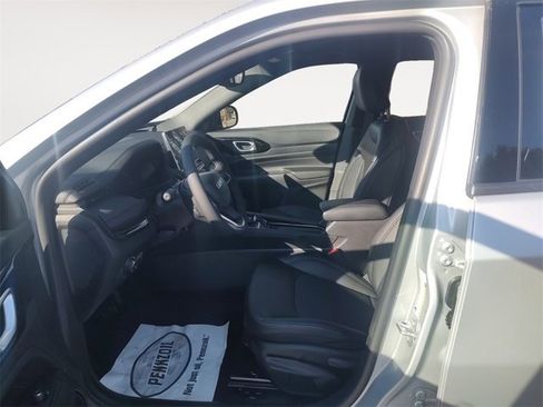 New 2026 Jeep Compass Latitude image 9