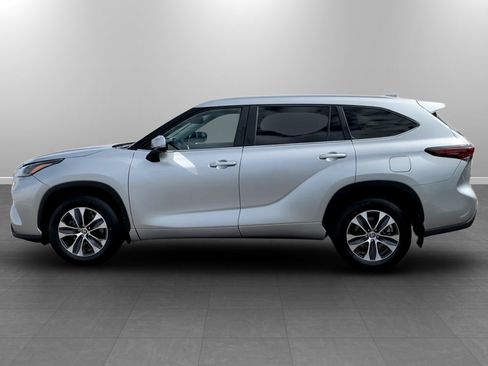 Used 2024 Toyota Highlander XLE AWD/4WD image 4