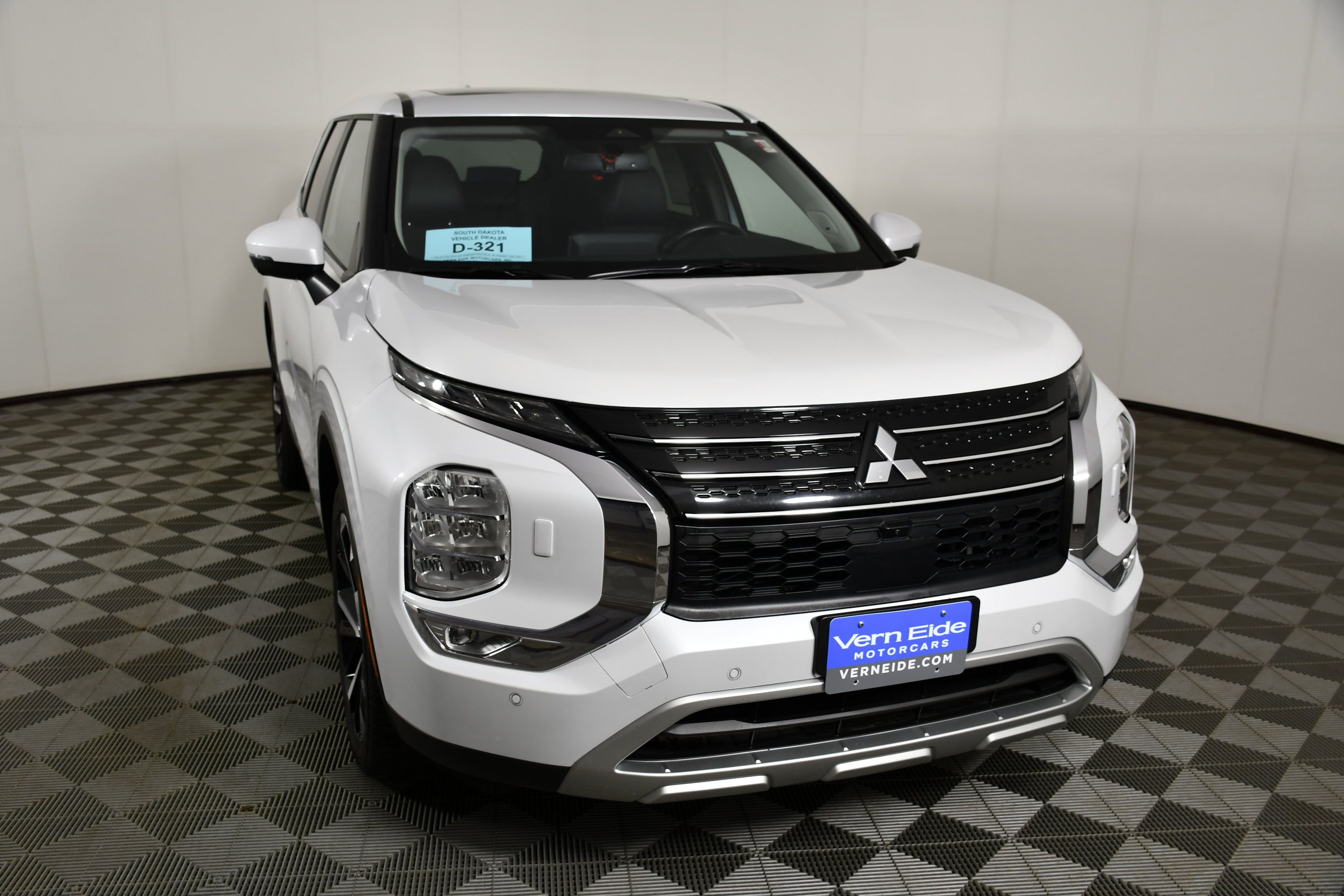Used 2024 Mitsubishi Outlander SE AWD/4WD image 3