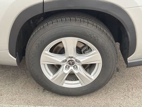 Used 2023 Toyota Highlander LE w/ Protection Package #3 (TMS) FWD image 5