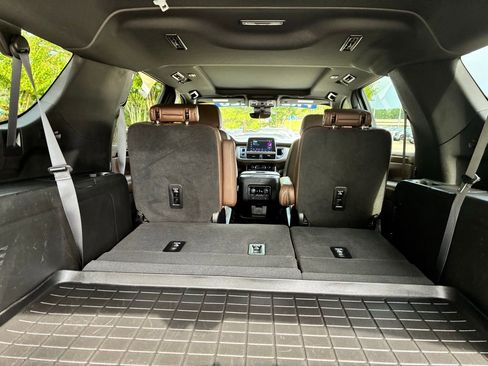 Used 2023 Chevrolet Suburban High Country image 15